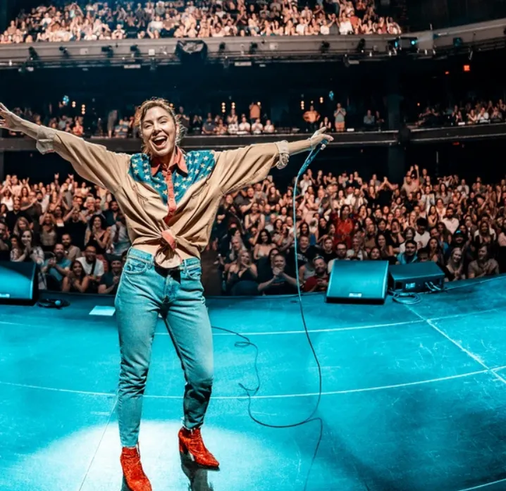 Whitney Cummings Height Discover Her True Measurements